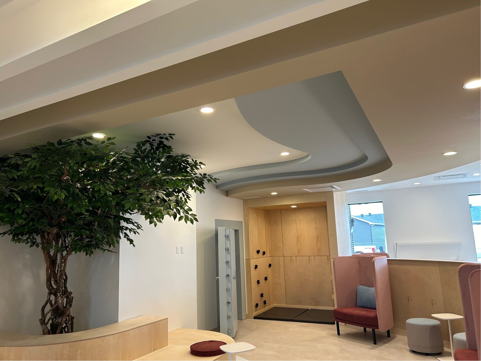 Espace moderne avec arbre intérieur.