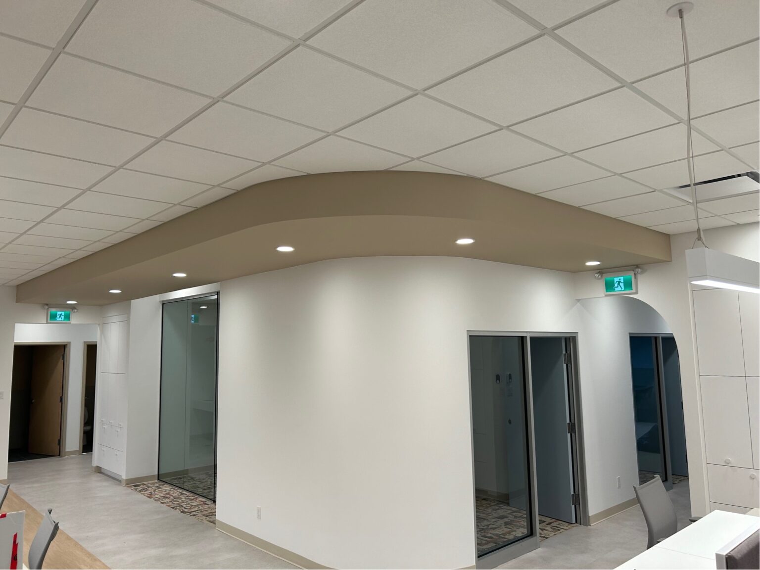 Bureau moderne avec plafond ondulé.