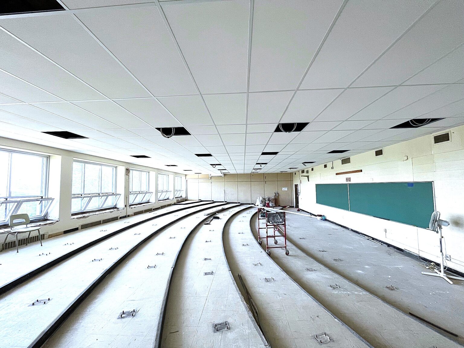 Salle de classe vide en rénovation