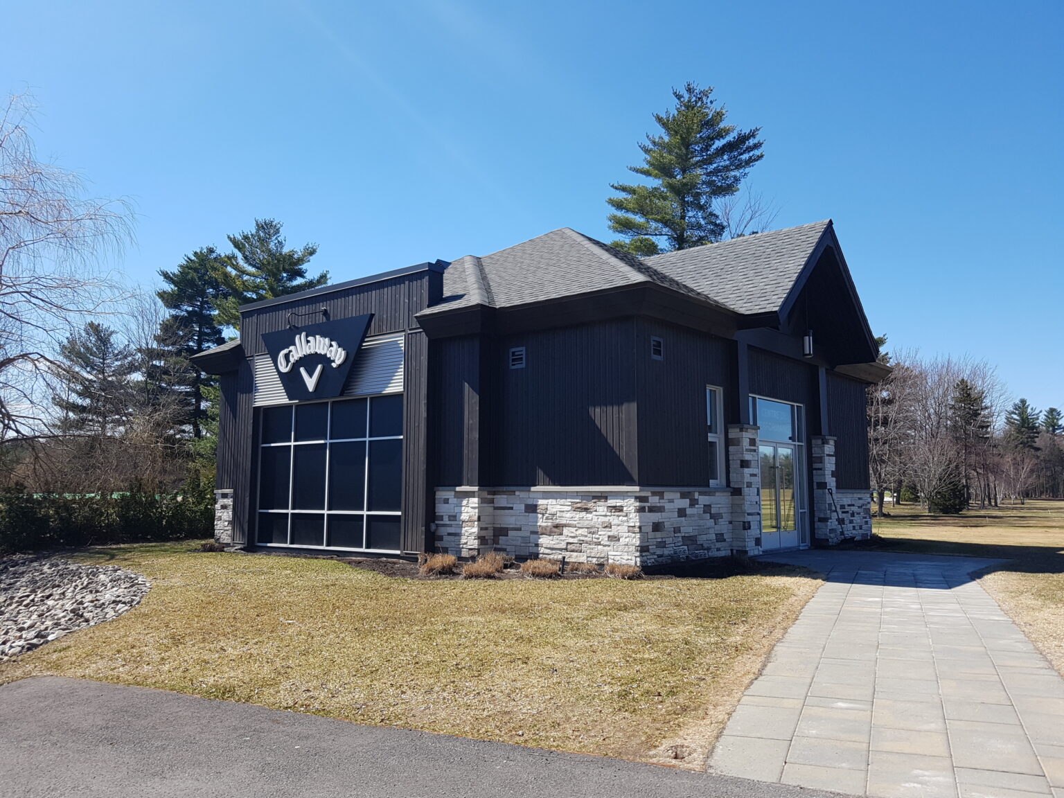 Bâtiment Callaway au golf, ciel bleu.