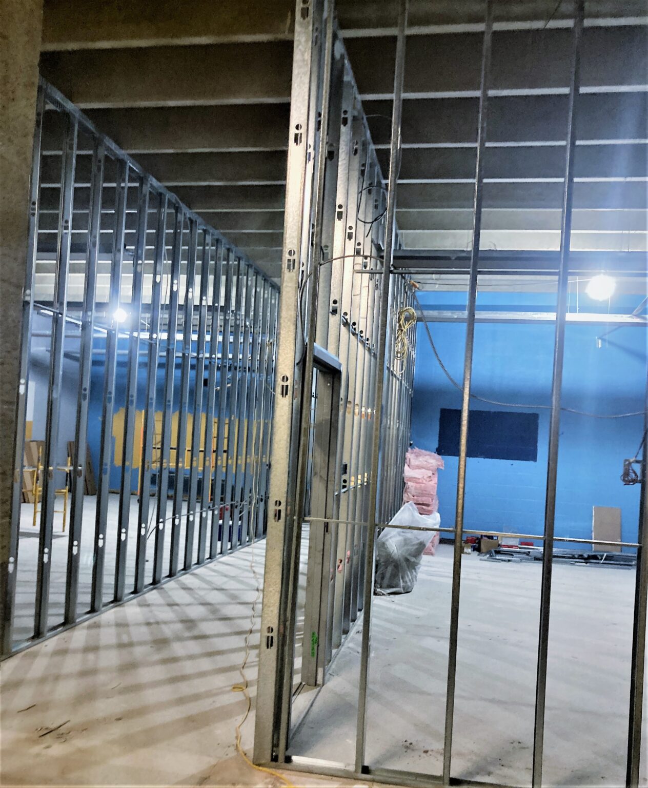 Construction intérieure avec murs en métal.