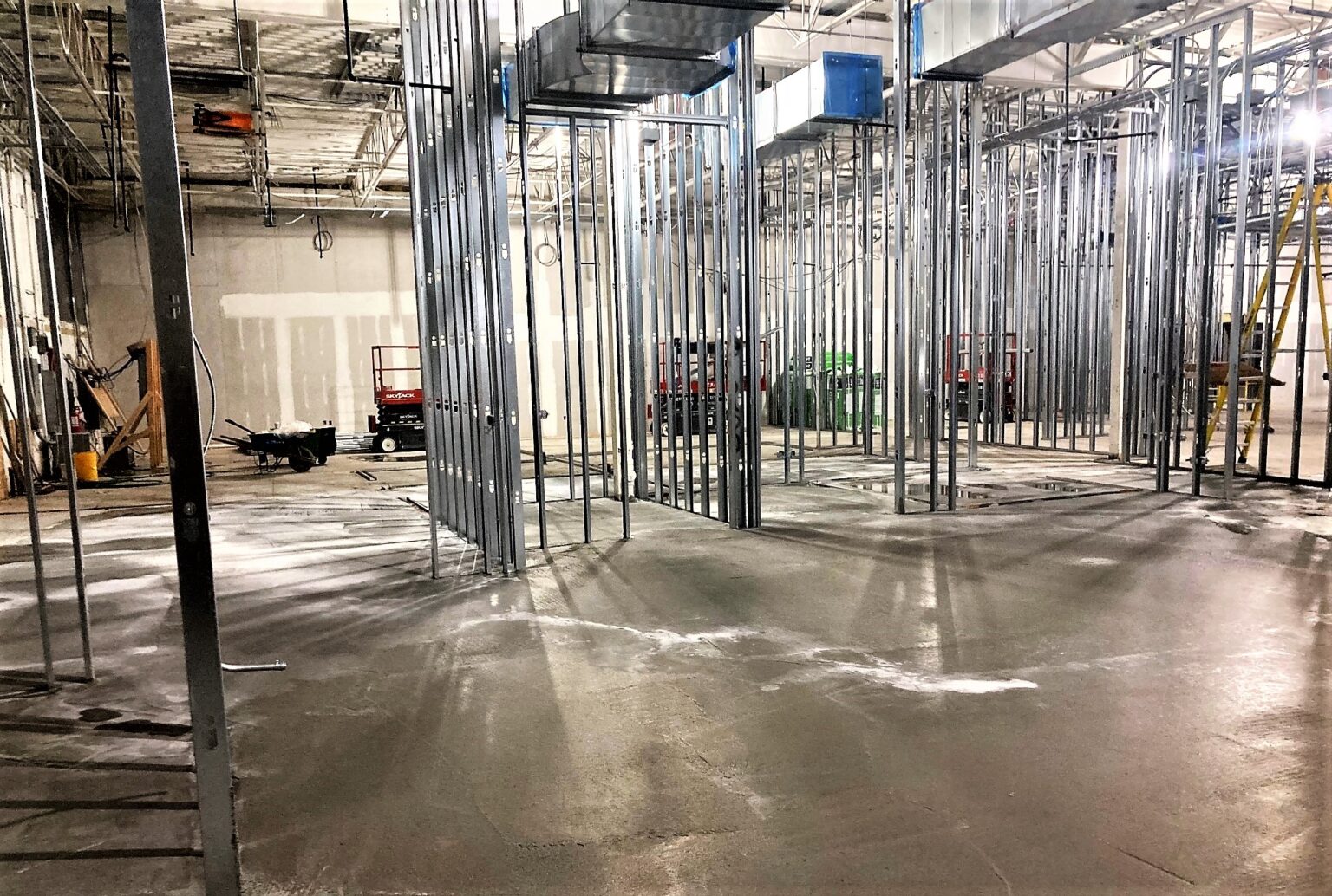 Chantier avec structures métalliques inachevées.