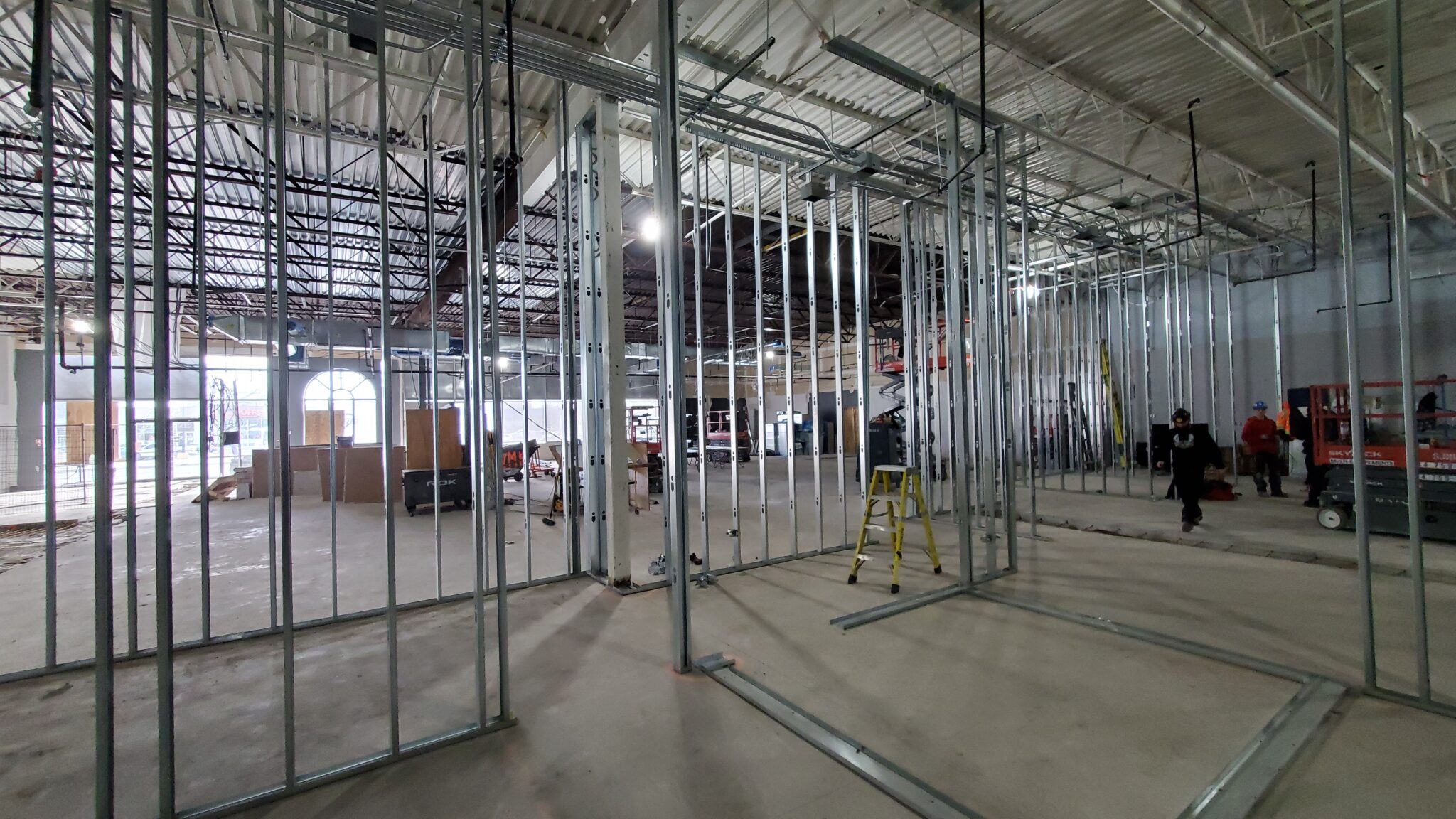 Construction intérieure avec structures métalliques.