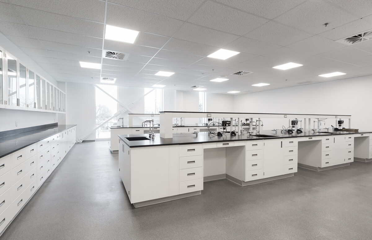 Laboratoire moderne et bien éclairé.