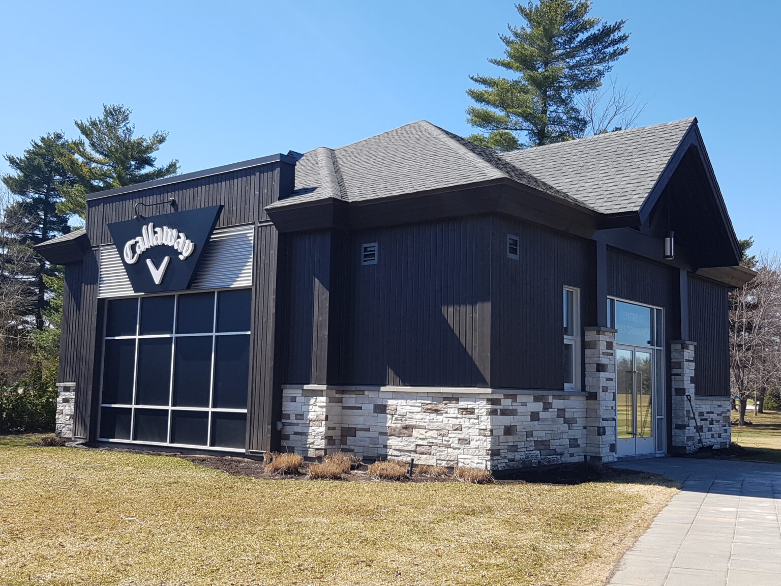 Bâtiment moderne avec logo Callaway