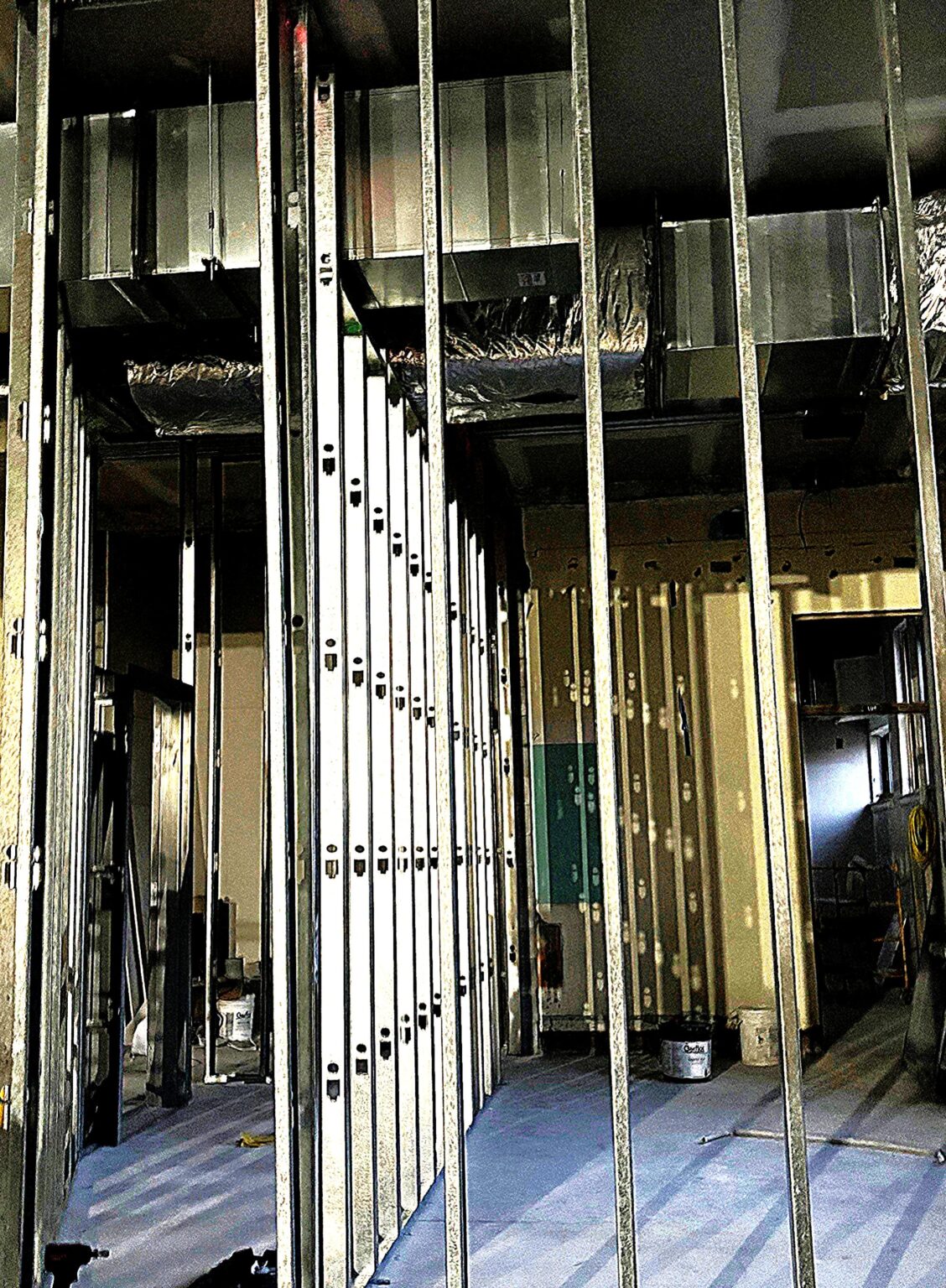 Construction intérieure avec murs en métal.