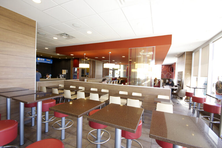 Intérieur moderne d'un restaurant McDonald's