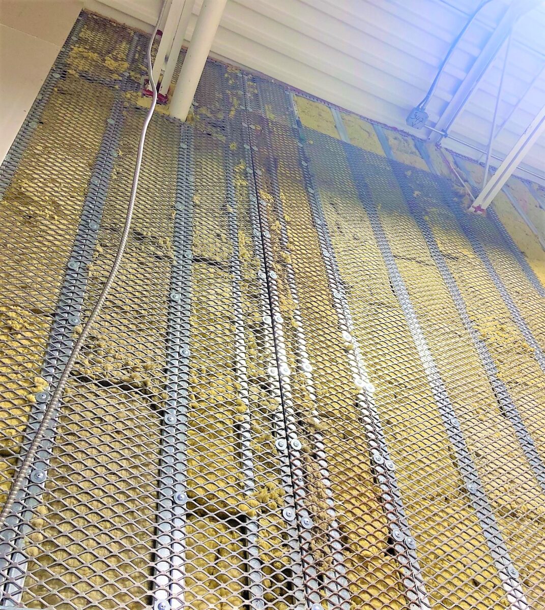 Mur avec isolation et grillage métallique