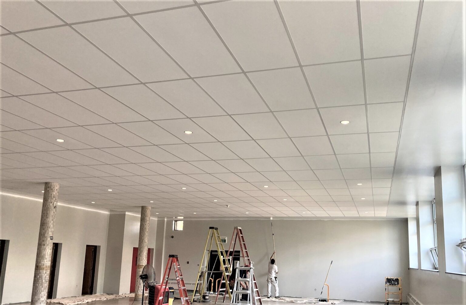 Salle en rénovation avec peintres