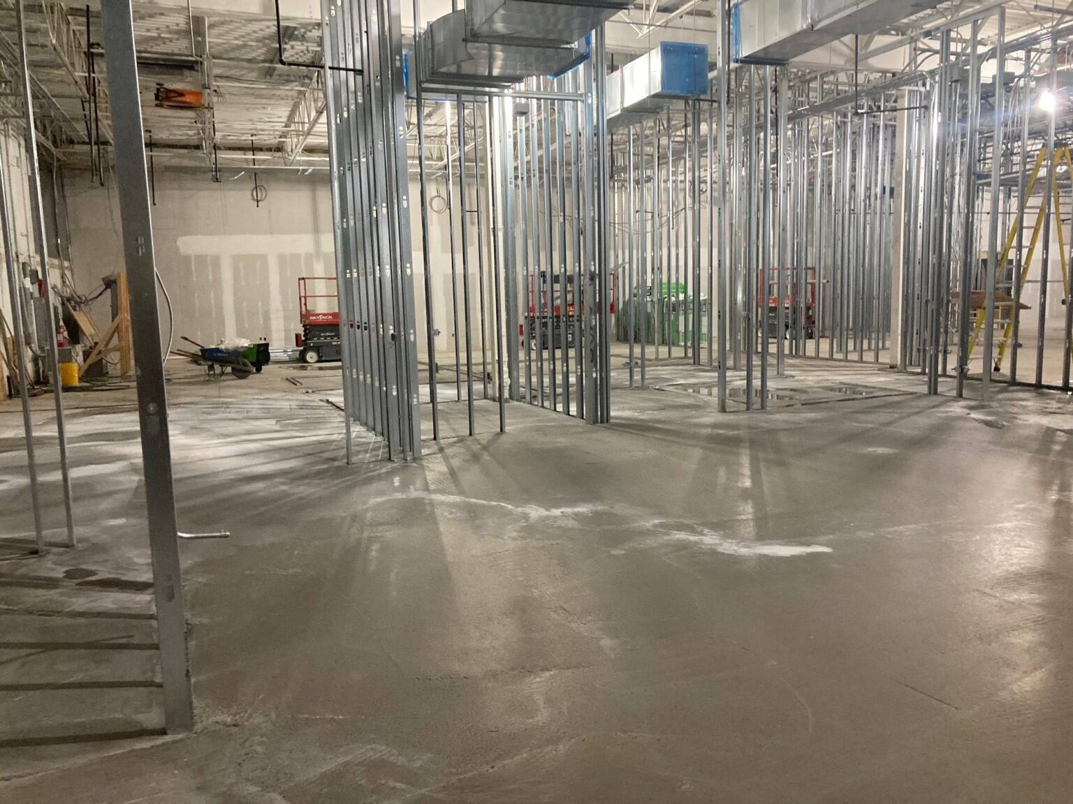 Construction intérieure avec structures métalliques.