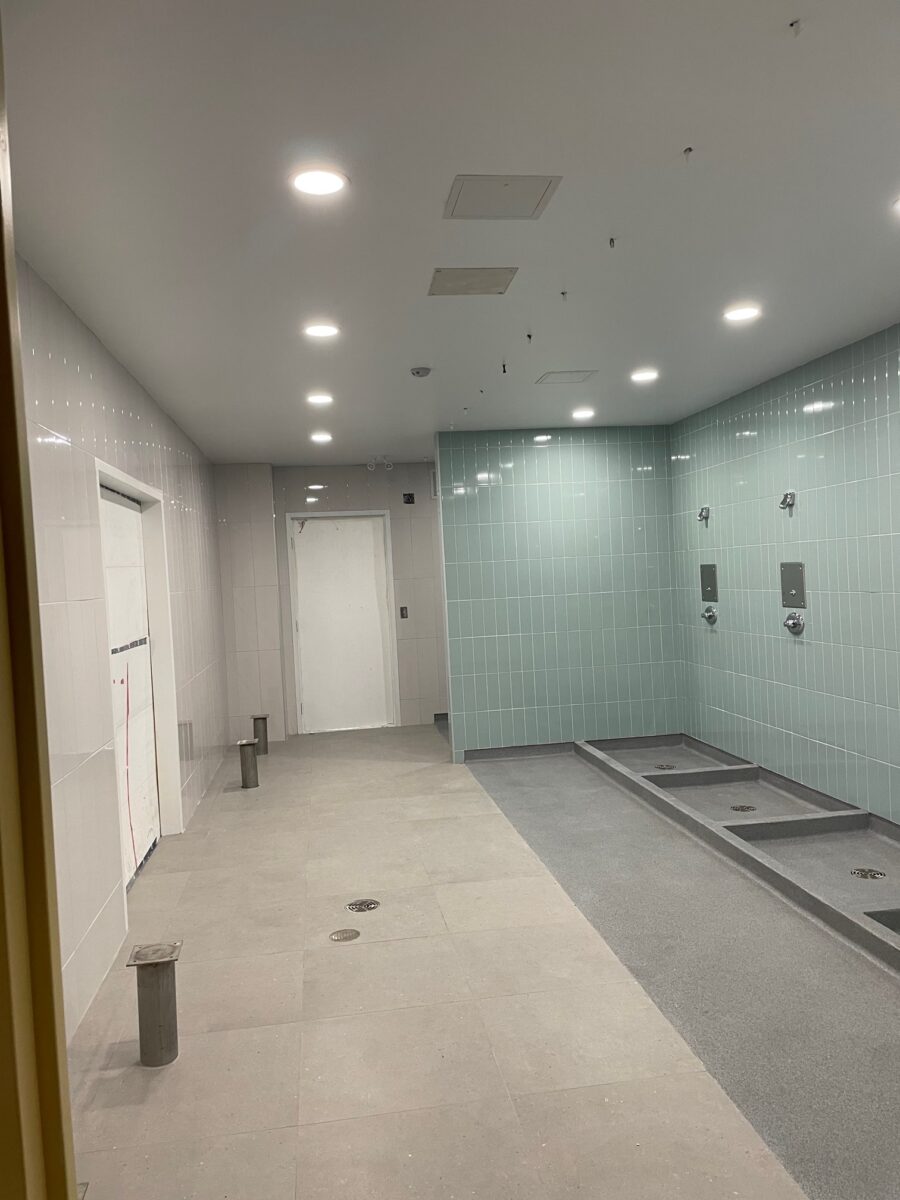 Salle de douche moderne et spacieuse