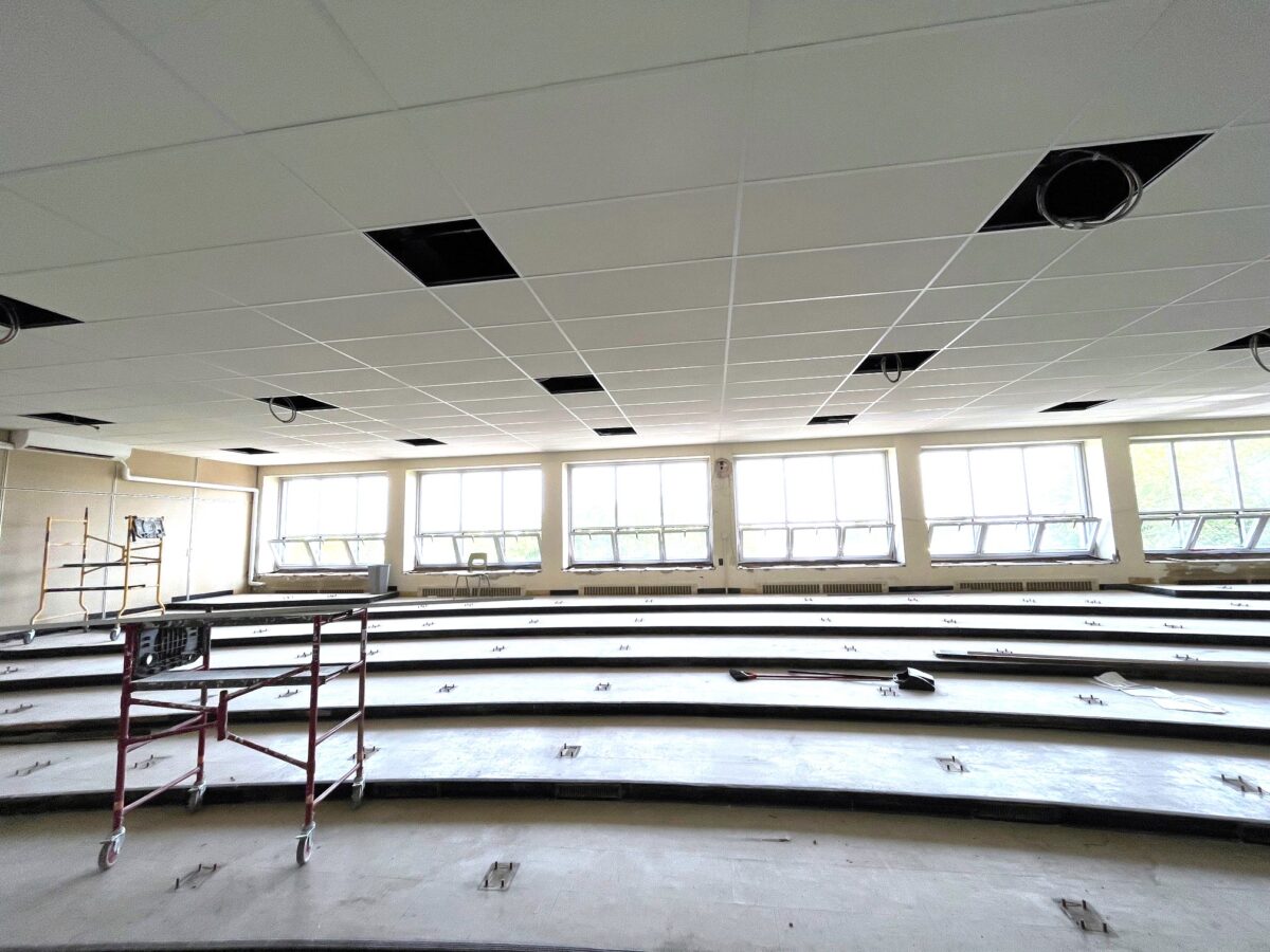 Salle vide avec échafaudage et fenêtres.