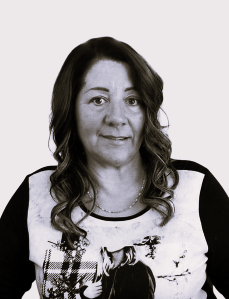 Femme avec des cheveux ondulés.