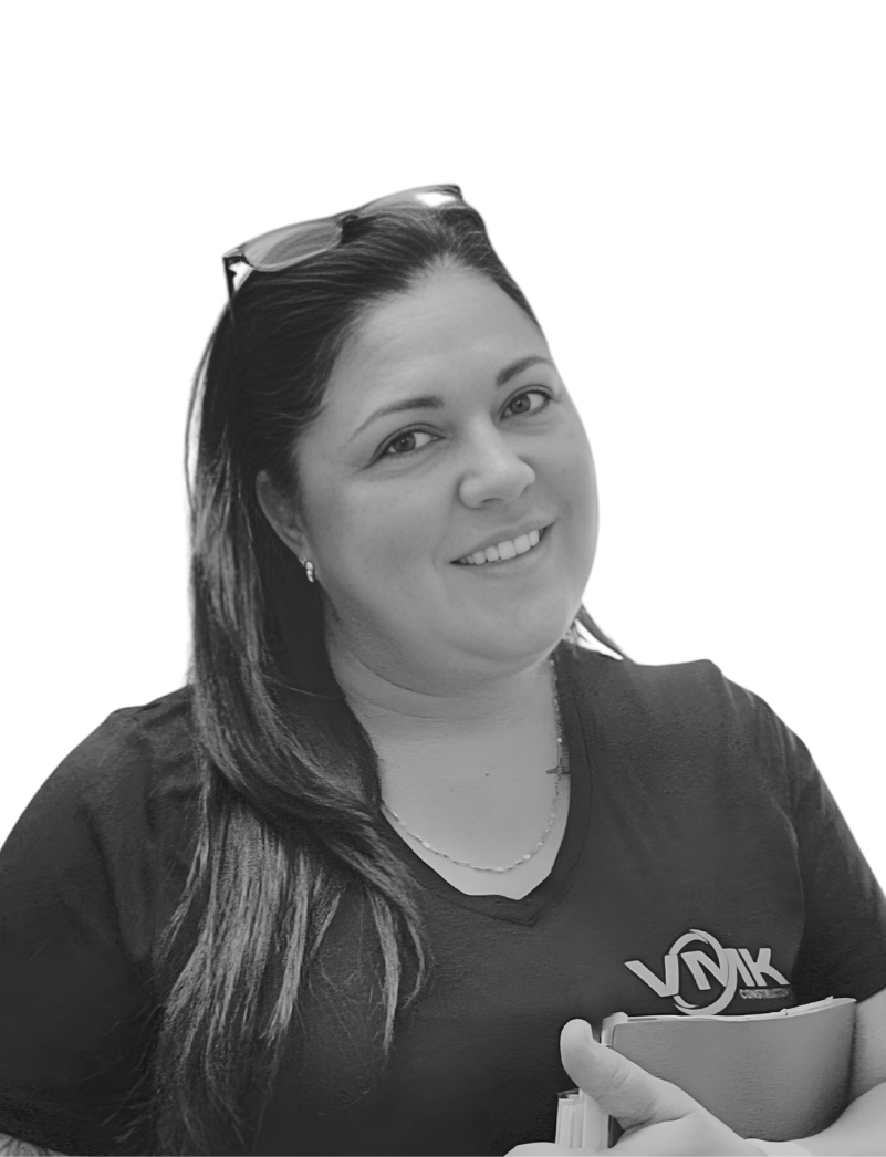 Femme avec des lunettes et un carnet.