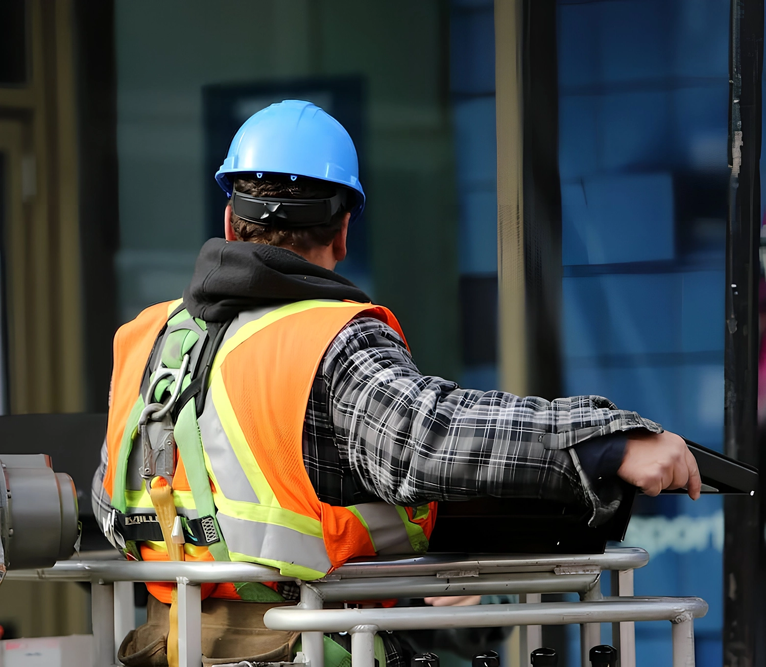Ouvrier en hauteur avec casque bleu