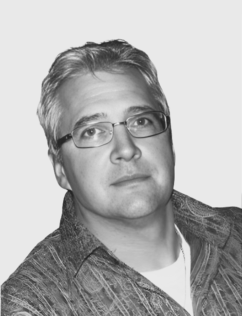 Homme avec chemise à motifs.